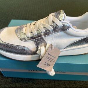 TOMS Kids Sneakers in Metallic Silver and White
